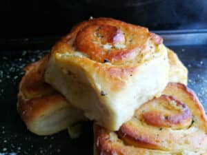 Easy Garlic Rolls