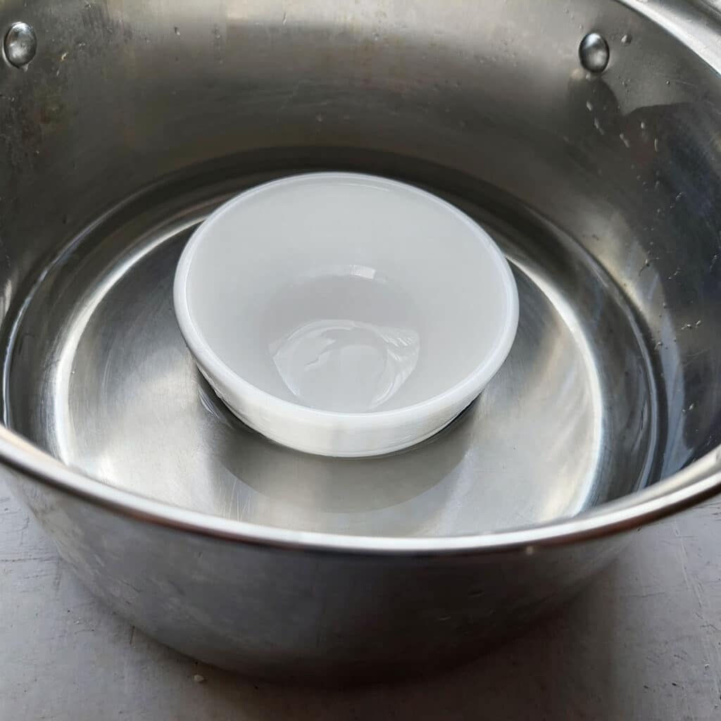 Prepare your steamer.Add water to a deep pot or wide skillet.Place a small bowl into the pot. The bowl should not be covered by the water. 