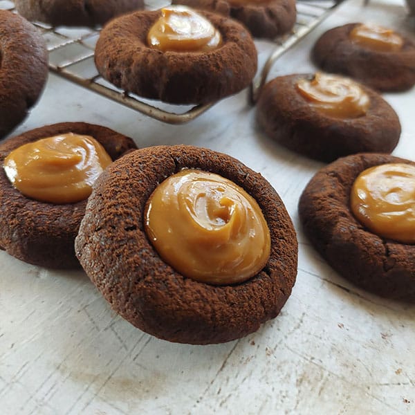 Transfer the canned caramel (dulce de leche)into a microwave safe bowl. Heat for 30 seconds then whisk until smooth.  Using a spoon or piping bag, divide the caramel between cookies 
