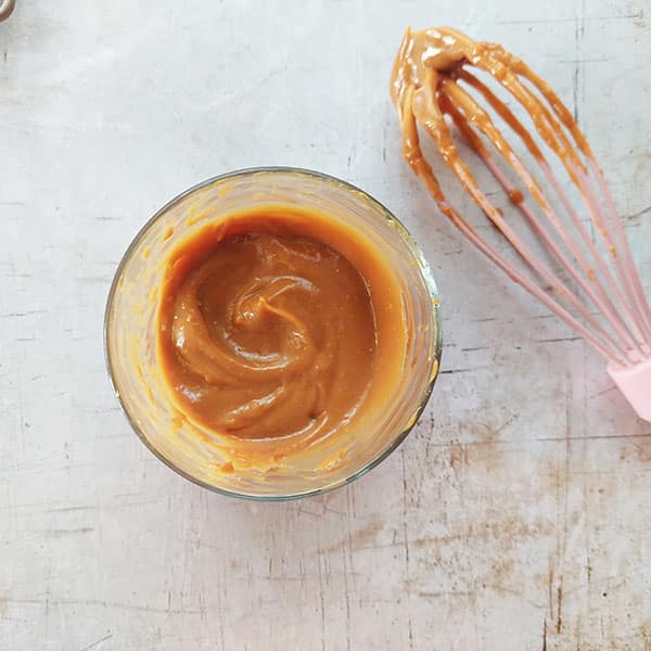 Transfer the canned caramel (dulce de leche)into a microwave safe bowl. Heat for 30 seconds then whisk until smooth.  Using a spoon or piping bag, divide the caramel between cookies 