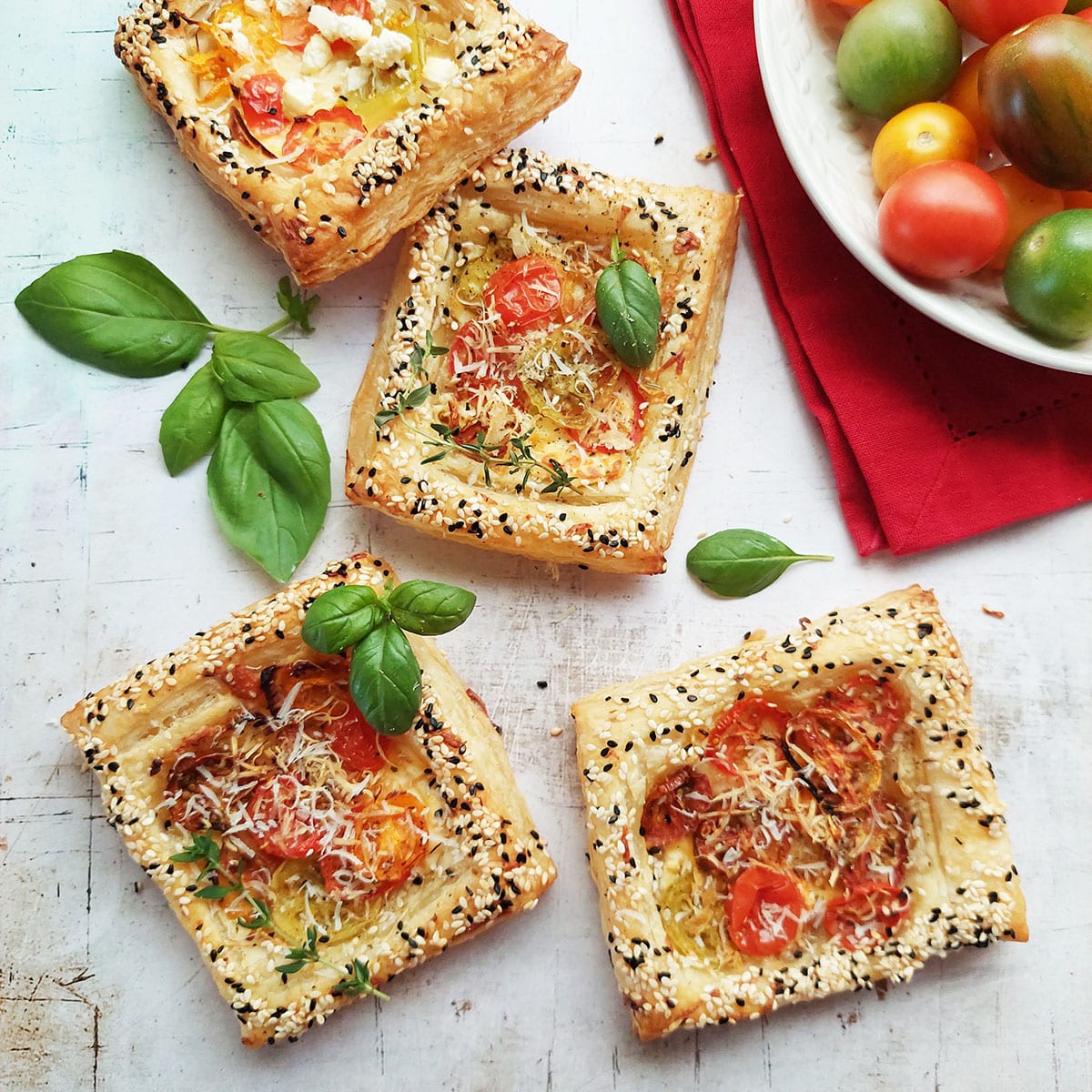 These Easy Tomato and Cheese Tarts with Puff Pastry are perfect for a quick and simple lunch or dinner, picnics or appetizer.