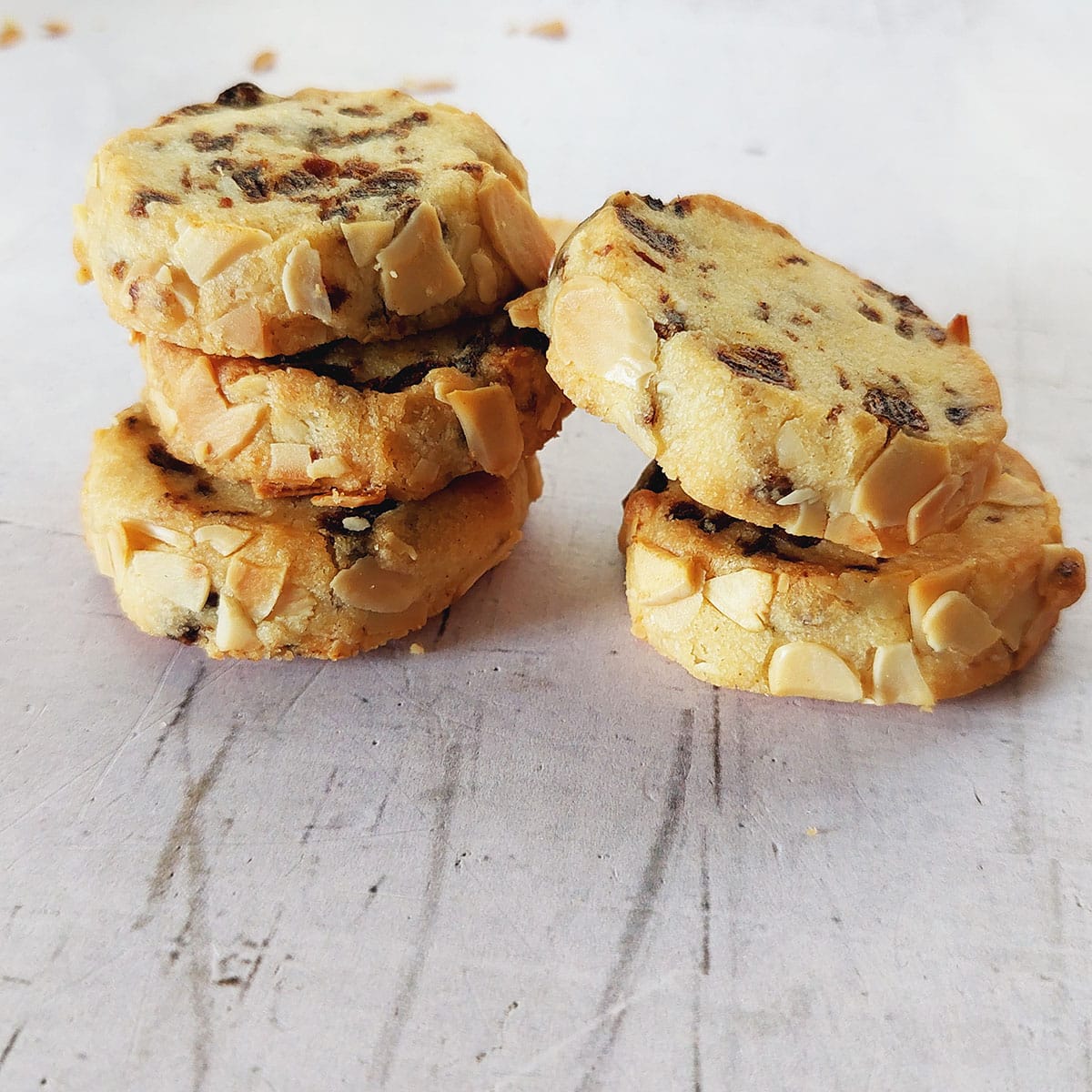 These cookies are super easy to make using just 6 ingredients. Butter, powdered sugar, vanilla extract, dates and almonds are all that's required to make these cookies.