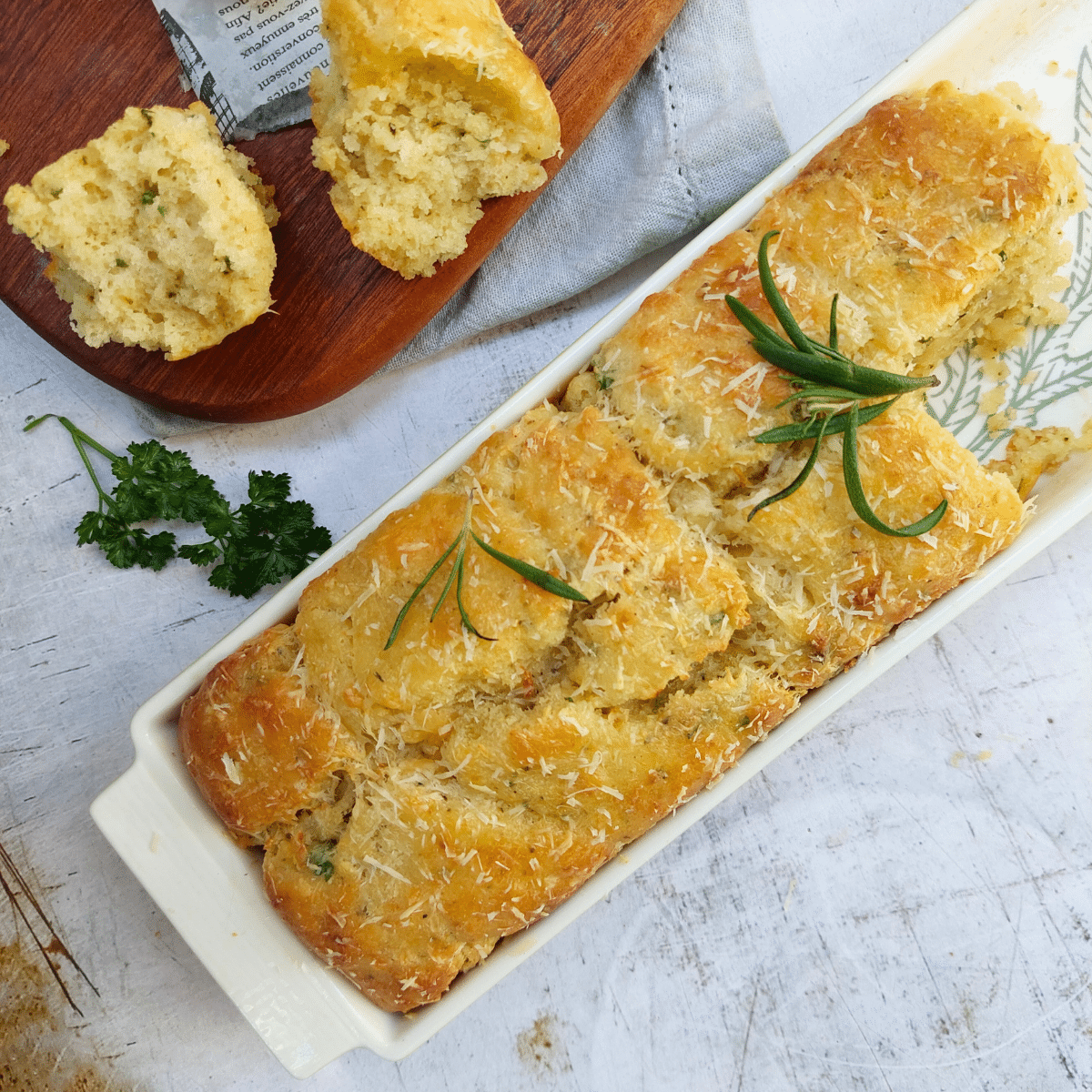 This No Yeast Garlic Herb Bread (Pull-apart bread) is extremely quick to prepare! 