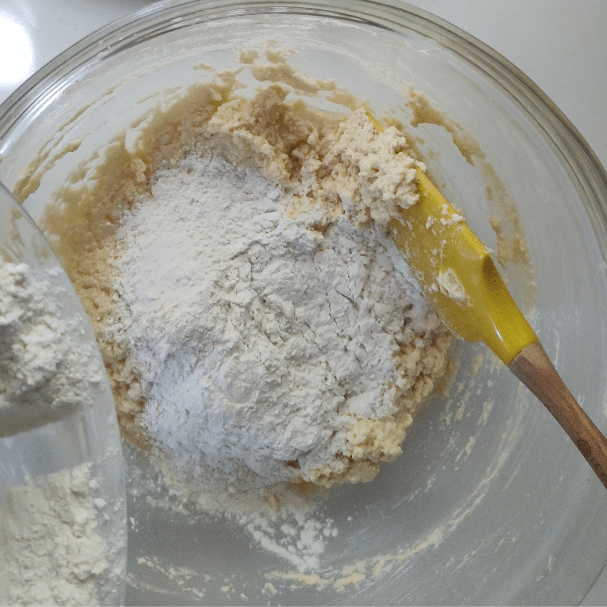 Flour mixture toegg mixture