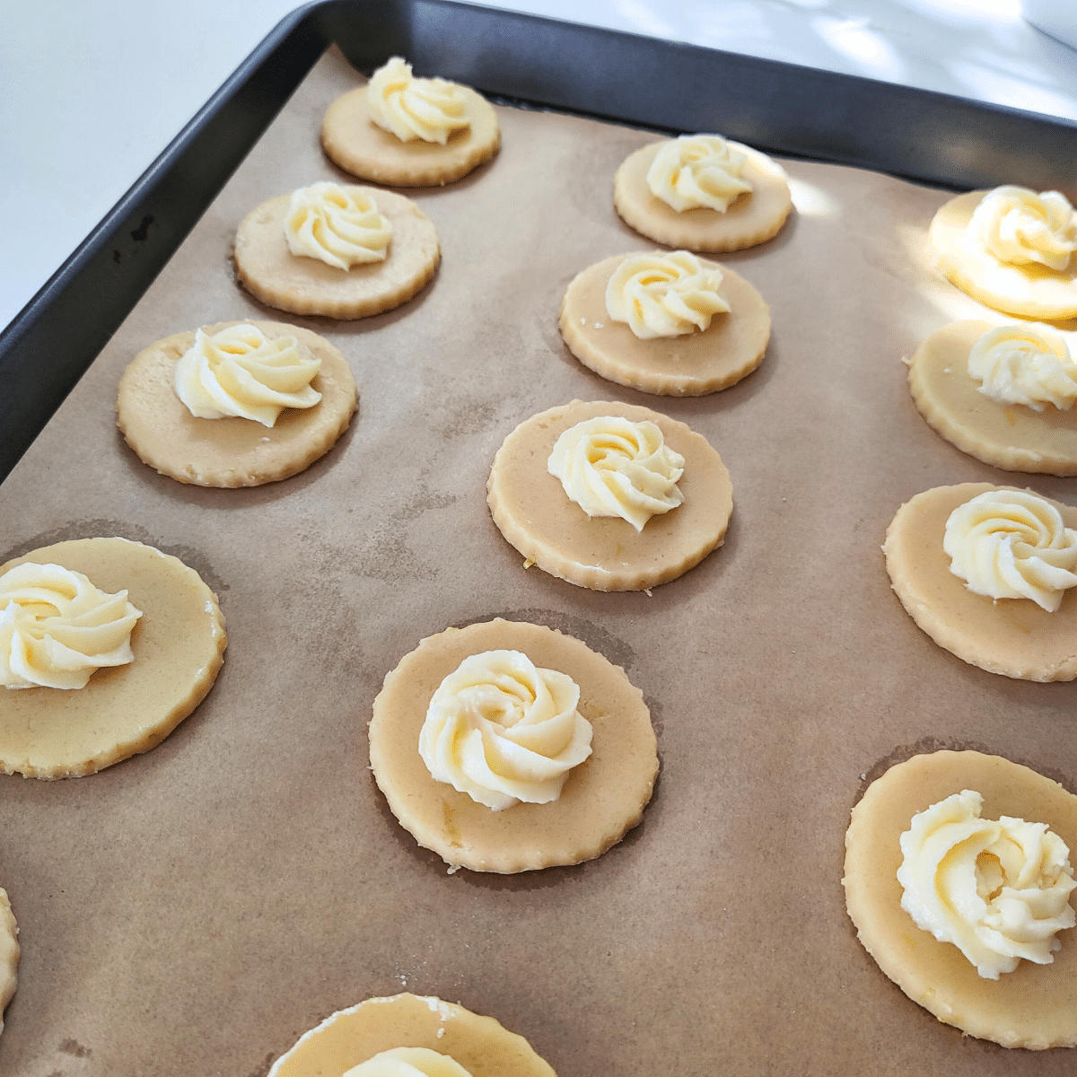 Pipe in the center of each cookie