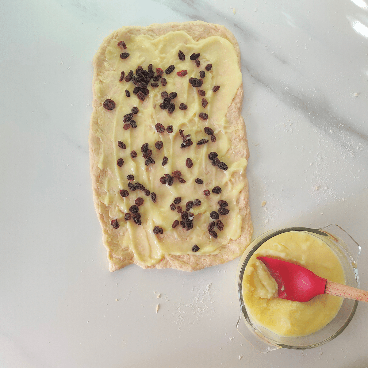 spread lemon curd and raisins