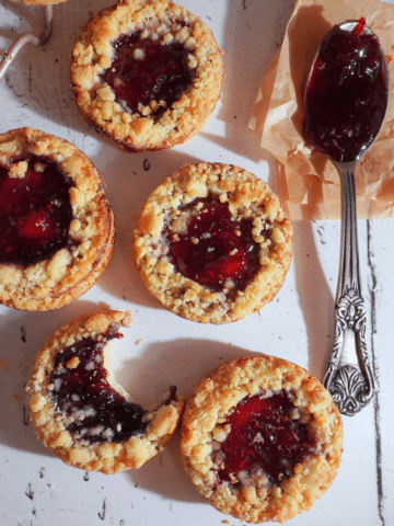 Jam crumble cookies