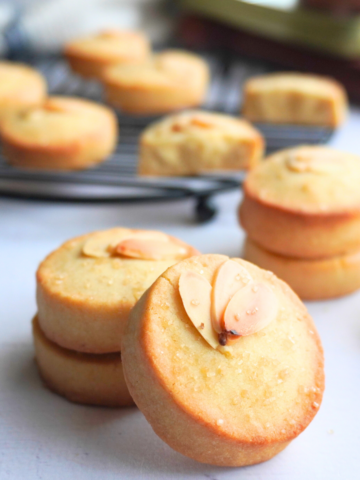Almond shortbread cookies