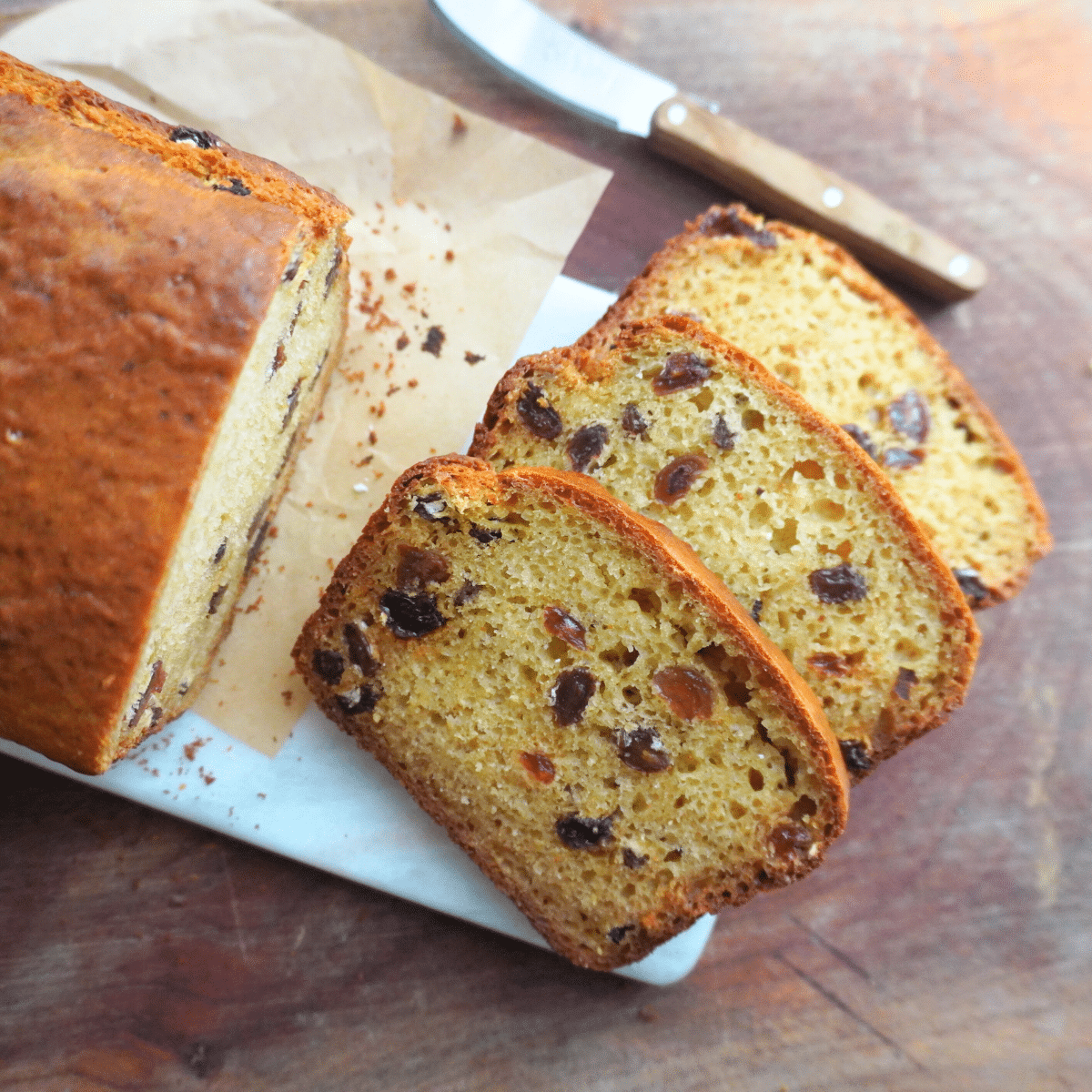 Since sourdough discard isn’t strong enough to make the bread rise on its own, baking powder and baking soda help it along, making this recipe quick and easy with no kneading or long fermentation needed.